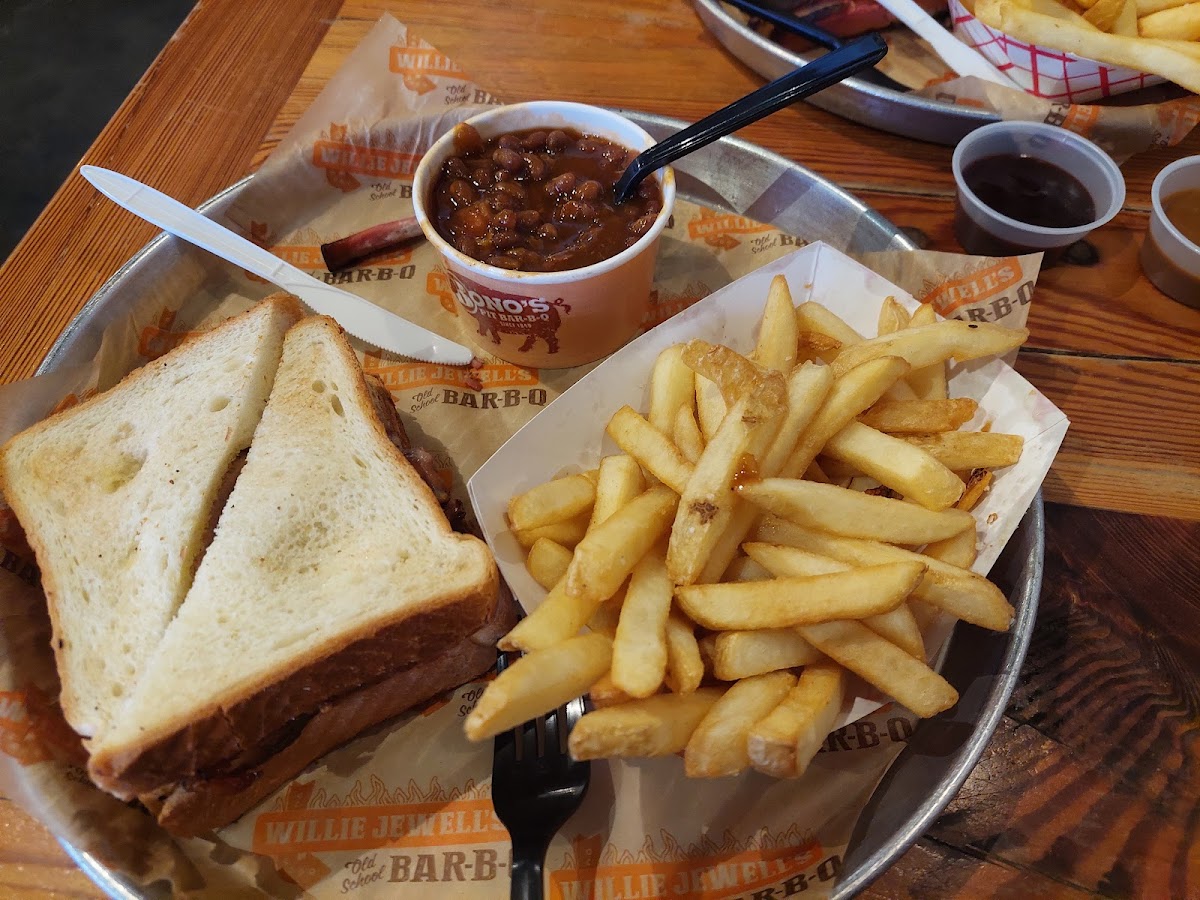 Willie Jewell’s Old School Bar-B-Q Photo 8